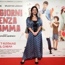 Komedija o tome što se događa kad sveprisutna mama odluči otputovati na deset dana i ostaviti troje djece s ocem koji je dotad bio gotovo potpuno odsutan. Al Cinema Con Hipp 10 Giorni Senza Mamma Marica Ferrillo