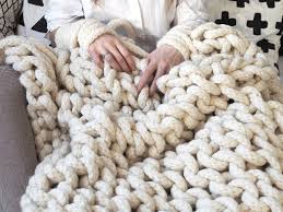 Diese strickanleitungen sind nicht so aufwendig und ihr könnt verschiedene strickmuster ausprobieren. Decke Stricken Xxl Decke Ganz Einfach Mit Den Handen Stricken