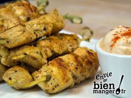 Recette Petites Brochettes De Poulet Marine A L Ail Et Au Citron Creme Au Paprika Recette Brochette Poulet Brochette Poulet Marine Poulet Marine