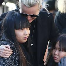 Laeticia hallyday jade et joy. Johnny Hallyday Laeticia Jade Et Joy Ne Quittent Plus Sa Tombe Femme Actuelle Le Mag