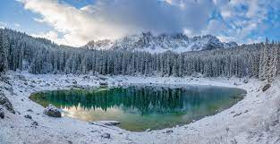 Il nome viene dal latino «hiběrnum», «stagione del freddo» (in riferimento al tempo), e dall'aggettivo «hibernus». Lago Di Carezza In Inverno Albergo Al Cervo