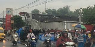 Tuntutan lainnya, lanjut fatihul, soal reward yang diterima karyawan. Diterjang Hujan Spbu An Nur Bululawang Ambruk Malangvoice