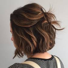 Carré flou … idées et tendances coupes courtes pour la saison 2017/2018 image description love her hair. Cb68373877c20ee8d02fef5989d08a93 Cheveux Courts Bruns Cheveux Courts Coupe De Cheveux Courte