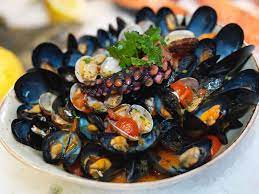 Vi proponiamo quella del gobbetto ai quartieri ricetta raccolta da giulia cannada bartoli. Zuppa Di Cozze Alla Napoletana J Momo
