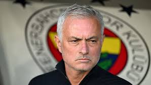 Mourinho revoluciona el Fenerbahçe: Decisiones clave para el final de temporada - Imagen principal del artículo