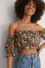 Le modèle mesure 1,82 m et porte une taille 40/m longueur : Haut Epaules Denudees Multicolore Na Kd Fr