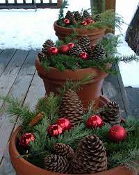 Gather some fallen pine cones from your yard, parks, or other wooded areas. Outdoor Christmas Decoration Ideas Pine Cones And Baubles In Terracotta Pots Click Decoracion Navidad Navidad Al Aire Libre Ideas De Decoracion De Navidad