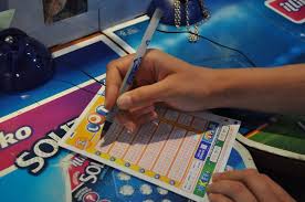 Euromillion, les bornes défaillantes ou comment mettre des tickets gagnant à la poubelle. Super Loto Une Famille Empoche Le Jackpot De 13 Millions D Euros En Se Trompant De Numeros Actu