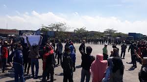 Anda bisa menambahkan aneka sayuran serta daging atau telur untuk menambah. Perusahaan Mie Sedaap Berkhianat Warga Gresik Demo Pabrik Tutup Pintu Masuk Klikjatim Com
