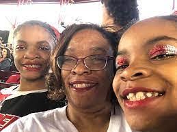 Effie Donaldson's Instagram, Twitter & Facebook