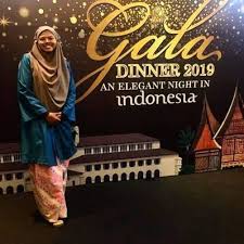 Wany hasrita performing her debut solo single, menahan rindu. Nasuha Ms On Twitter Manusia Walau Bagaimanapun Fitrahnya Suka Seni Wany Hasrita Menahan Rindu Official Music Video Https T Co Svzsxfujlh Via Youtube