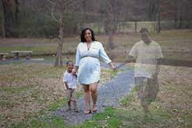 Una Emotiva Sesion De Fotos Madre E Hijo Recrea La Figura Del Padre Fallecido