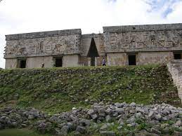 tempels en paleizen gouverneurspaleis uxmal yucatan mexico 600 900 westgevel met relieffries en een vals gewelf van vooruitstekende gewelf mexico paleizen