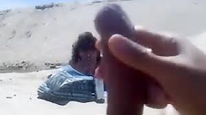 Der Typ masturbierte ein Mitglied vor einem Fremden an einem FKK-Strand - -  Porno Video Online