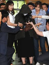 포토] 유치장으로 이동하는 워터파크 몰카녀 - 이투데이