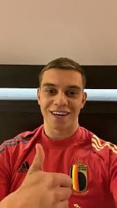 Leandro Trossard reveals how you can win a copy of FIFA 21!