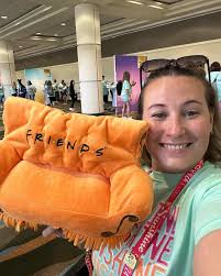 I know I'm in the minority here… but I've NEVER watched a full episode of  FRIENDS… 🛋️ Don't shoot, don't shoot 🔫 🙆‍♀️ Anyway…. For those of you  that ARE Friends obsessed…