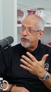 Custom Rival RFX-Guerrero Pro Fight Gloves made for @dariusfulghum 🇺🇸  Yesterday at the Honda Center in Anaheim, California, Darius Fulghum  delivered a dominant KO4 over Winfred Harris Jr, cementing himself as one