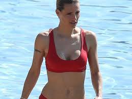 She started her career as a model. Nicht Schwanger Michelle Hunziker Zeigt Ihren Bikini Body Stars Vol At