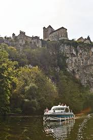 Croisiere Fluviale Au Pied De Saint Cirq Lapopie Sur Le Lot Location Bateau Croisiere Voyages Et Decouvertes