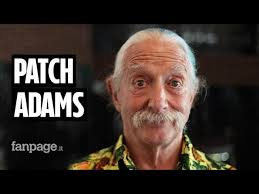 Patch Adams, l'uomo che inventò la clownterapia: "Non lamentatevi, la vita  è bella"