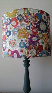 Vous possédez des luminaires décoratifs comme les plafonniers, lustres, suspensions, lampadaires ou même lampe de chevet. Abat Jour Fait Main Pour Pied De Lampe Ou Suspension Tissu Liberty Motif Fleurs Luminaires Par Leslucioleslampesetabatjours Fait Main Abat Jour Motif Fleurs