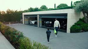 The suspect entered the property after one of the maintenance staff opened the garage door. Der Film Ronaldo Wie Cr7 Leibt Und Lebt Goal Com