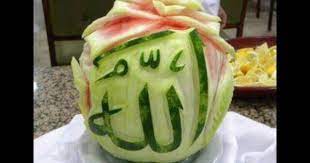 Makanan yang diukir digunakan sebagai hiasan dan sebagai cara. Ukiran Pada Buah Tembikai