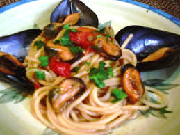 Gli spaghetti con le cozze alla napoletana sono una tipica ricetta di napoli, si tratta di cozze con pomodorini, semplice da realizzare e veramente gustosi seguitemi su la mia pagina facebook di michiencuisine. A Cucina E Mamma Vermicelli Con Le Cozze