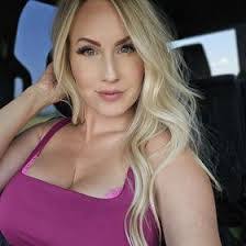 Laura Layne's Instagram, Twitter & Facebook