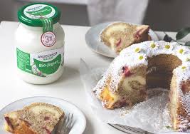 Hallöchen meine lieben, heute seht ihr wieder ein süßes rezept, es ist ein nusskuchen mit einer puddingfüllung.nun wünsche ich euch viel spaß beim zuschauen. Rhabarber Jogurt Kuchen Mit Jogurt Swirl Andechser Natur