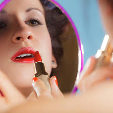 Skin: Scientists Fear 'Extensive' Microplastic Exposure via Makeup
