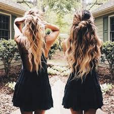 Una delle pettinature più gettonate dell'inverno è la mezza coda,. Acconciatura Damigelle Mezza Coda Capelli Lunghi Mossi Saravicale It