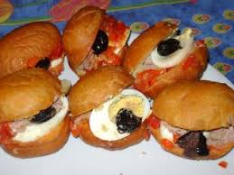 Entree Fricasse Ou Petits Pains Frits Garnis De Thon Et De Salade Alliance Le Premier Magazine De La Communaute Juive Actualite Juive Israel Antisemitisme Info