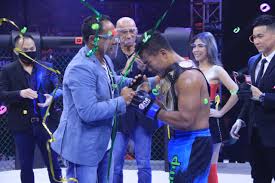 Saya sangat menghargai theo dan menantikan untuk bertemu dengan bang theo, tantang natalex munster sambil menunjuk theo yang ada di bangku penonton. Windri Rebut Sabuk Juara Welterweight One Pride Dari Theodorus Ginting Poskotaonline