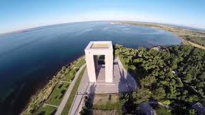 Jun 25, 2021 · rehberler eşliğinde çanakkale savaş'ının yaşandığı alanları karış karış gezerek bilgi alan heyet, şehitlik abidesi önünde saygı duruşunda bulunarak i̇stiklal marşı okudu. Canakkale Sehitlik Turu Canakkale Sehitlikleri Havadan Goruntu Youtube