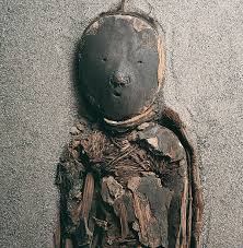 Las momias chinchorro se encuentran en la región de tarapacá de chile, en el museo arqueológico san miguel de azapa, unidad que se encuentra a cargo de la universidad de tarapacá. Y Frente Al Mar Las Momias Chinchorro Ladera Sur