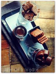Plateau Gourmand Autour Du Chocolat Compose De Pate A Tartiner Carres Au Beurre De Cacahuetes Sables Et Chocolats Aux No Cadeaux Gourmands Gourmands Chocolat