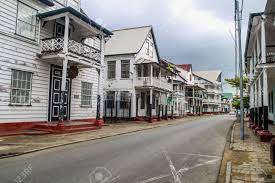 Der tiefste punkt des landes: Strasse Mit Alten Kolonialen Gebauden In Paramaribo Der Hauptstadt Von Suriname Lizenzfreie Fotos Bilder Und Stock Fotografie Image 60151008
