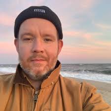 Hannah Einbinder es una fan bisexual de los Eagles con TDAH.