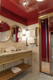 L Eau De Toilette Mon Guerlain Bloom Of Rose S Expose Dans Une Chambre Du Grand Powers Salle De Bain Marbre Salle De Bain Salle De Bains Moderne