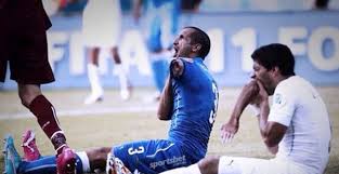 سواريز يحتفل مع زملائه في أتلتيكو بعد التسجيل في مرمى فالنسيا بالدوري الإسباني في 24 يناير 2021. Ø§Ù„Ø¹Ø¶ Ø§Ø¶ Ù„Ø§Ø¹Ø¨ ÙŠØ¹Ø¶ Ø§Ù„Ù„Ø§Ø¹Ø¨ÙŠÙ† ÙÙŠ Ø§Ù„Ù…ÙˆÙ†Ø¯ÙŠØ§Ù„ Ø¬Ù†ÙˆØ¨ÙŠØ©