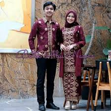 Baju couple untuk acara tunangan, baju couple lamaran muslimah, baju lamaran couple hijab sumber gambar : Baju Batik Couple Kemeja Kebaya Katun Bintang Merah Kebaya Tunangan Lamaran Wisuda Kondangan Shopee Indonesia