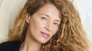 Confesiones de una modelo de 50 años en Tinder: «Los hombres mienten igual  que en la vida real», sobre Love is in the app, en Nius Diario  https://my.mtr.cool/dbttjxmtcr