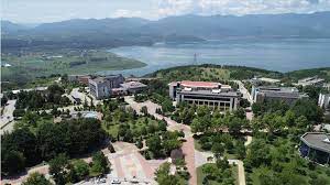 Bu okul 1971 yılında sakarya devlet mimarlık ve mühendislik akademisi'ne dönüşmüş. Ogrencilerinin Yari Zamanli Calisabilecegi Universite