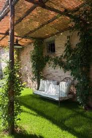 Great Shade Idea With Poles And Cheap Rolled Reed Fencing Works Anywhere Garten Traumgarten Gartendesign Ideen