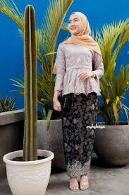 Dress sequin nuansa silver dengan aksen belahan samping dan depan,. Jual Rok Kebaya Modern Belah Terbaru Lazada Co Id