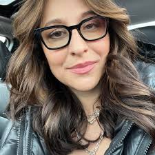 What are some good pizza places near the Chicago Theater?