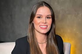 Jennifer Castro do avião e a curva inevitável da fama