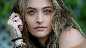 The pair are the children of the late michael jackson and debbie rowe. Sind Paris Jackson Und Us Schauspieler Emile Hirsch Ein Paar